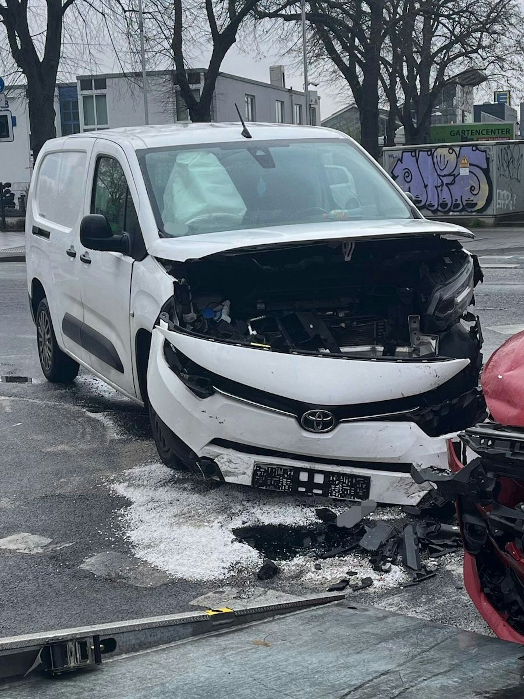 Zwei Autos stoßen nach internistischem Notfall zusammen.