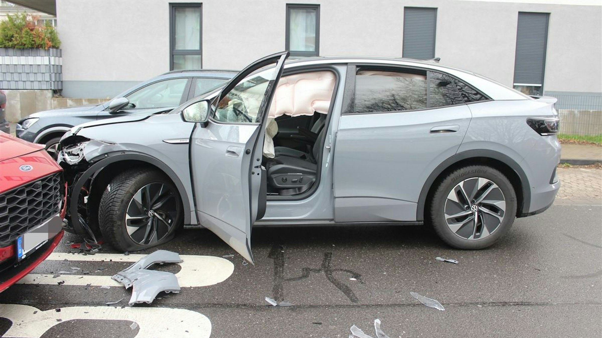 Zwei Verletzte nach Verkehrsunfall in Monheim am Rhein.