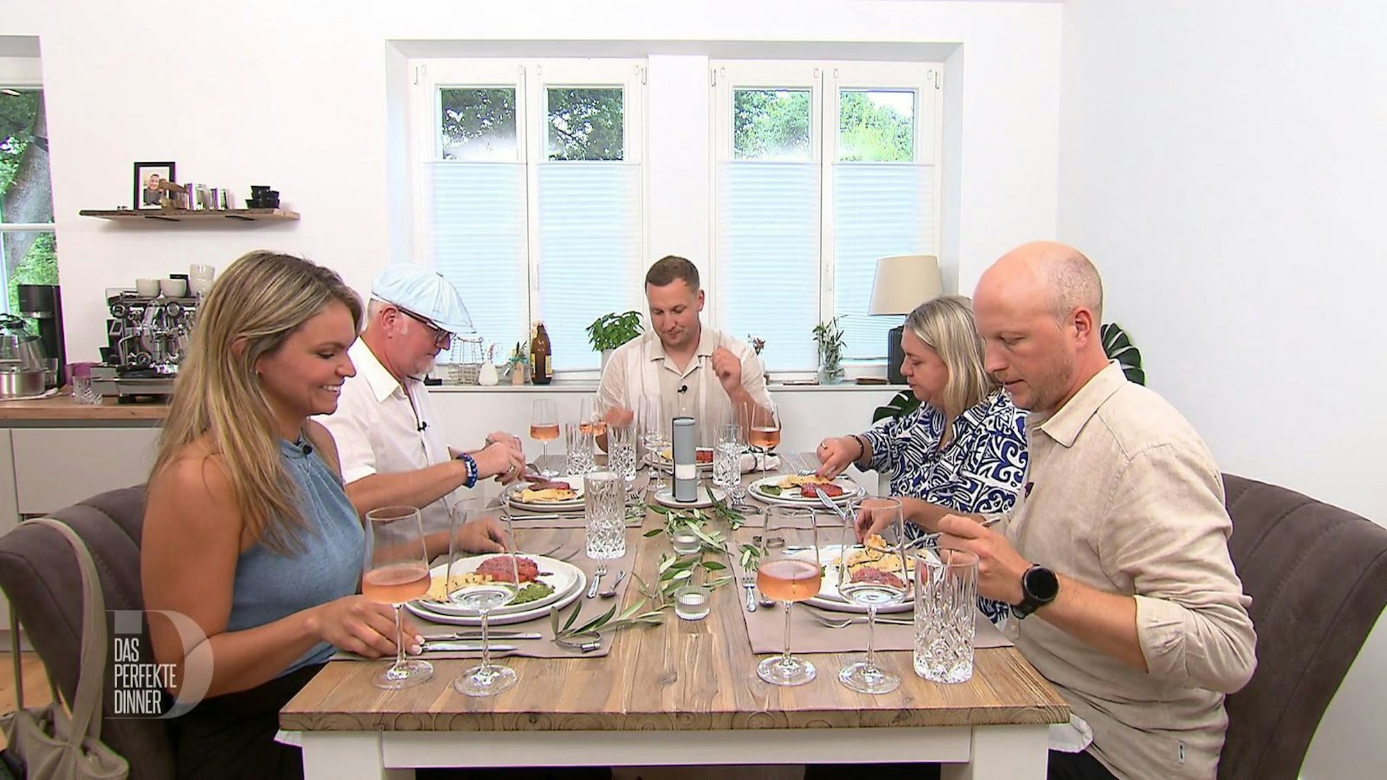 Larissa, Heiner, Mirko, Christina und Jonas (von links) freuen sich auf die Vorspeise.
(Bild: RTL)