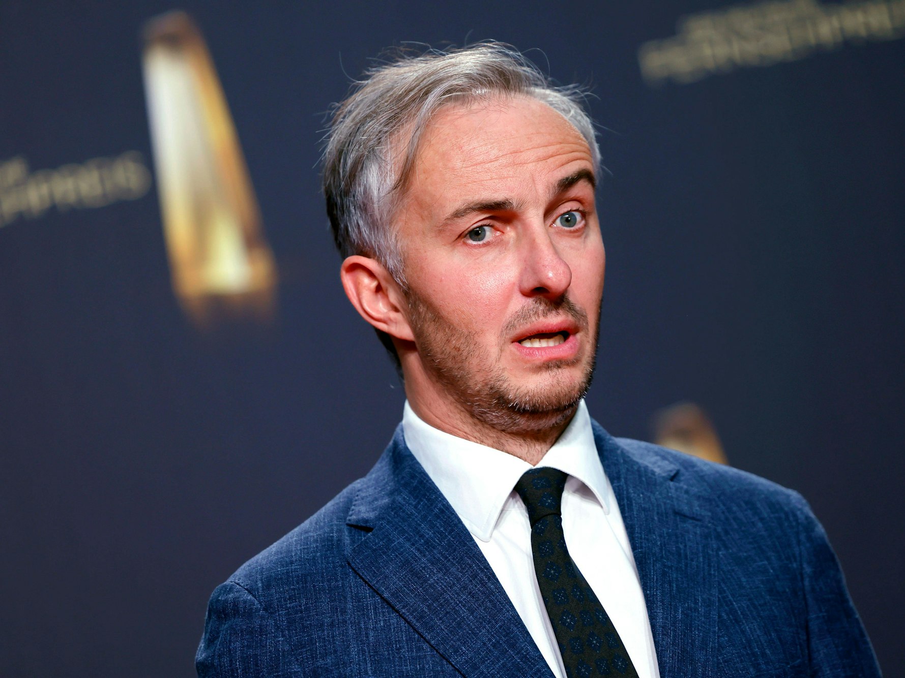 Jan Böhmermann ärgert sich über die Preise auf dem Weihnachtsmarkt.