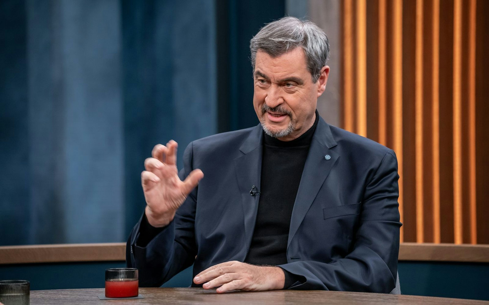 Bei „Caren Miosga“ stellt Söder klar: „Ich möchte nicht mit dieser AfD zusammenarbeiten.“ (Bild: NDR/Thomas Ernst)