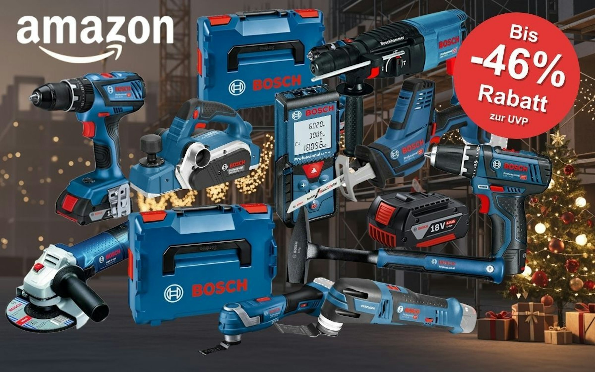 Bosch Professional Werkzeug vor dem Hintergrund einer weihnachtlich geschmückten Baustelle mit Baugerüst und Geschenken und Weihnachtsbaum. Dabei Akkubohrschrauber, Laser Entfernungsmesser, Hammer, Schlagbohrmaschine, Winkelschleifer, Werkzeugkoffer, Säbelsäge, Elektrohobel von Bosch Professional.