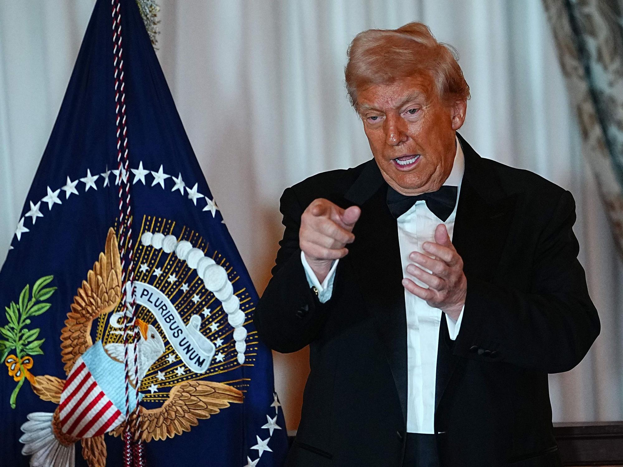 US-Präsident Donald Trump spricht bei einem Kennedy Center Honors Empfang für die Preisträger Sylvester Stallone, George Strait, Kiss, Gloria Gaynor und Michael Crawford im Außenministerium in Washington.