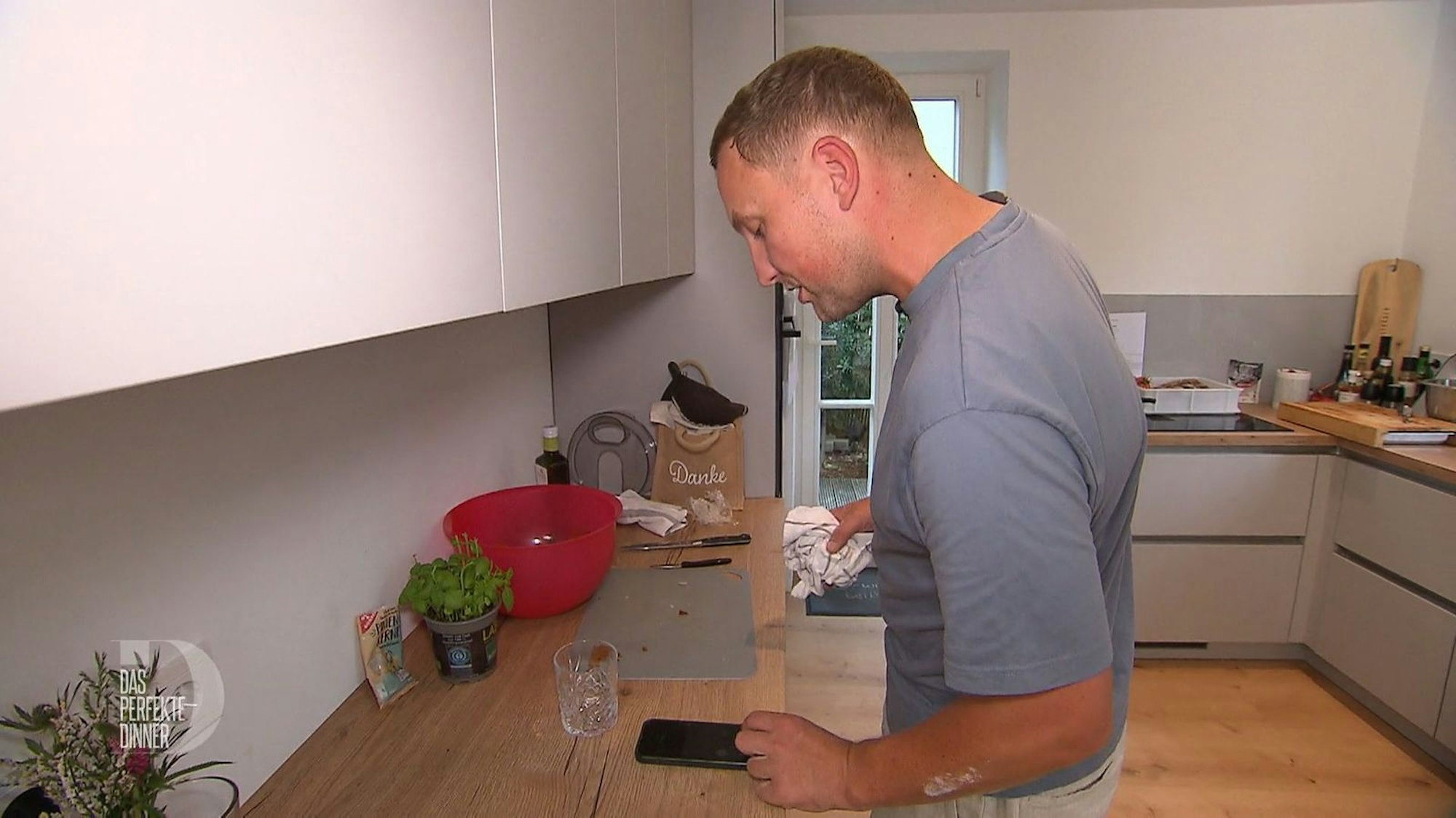 Ein Notfallanruf bei seiner Schwester hilft beim Pasta-Desaster auch nicht weiter.
(Bild: RTL)