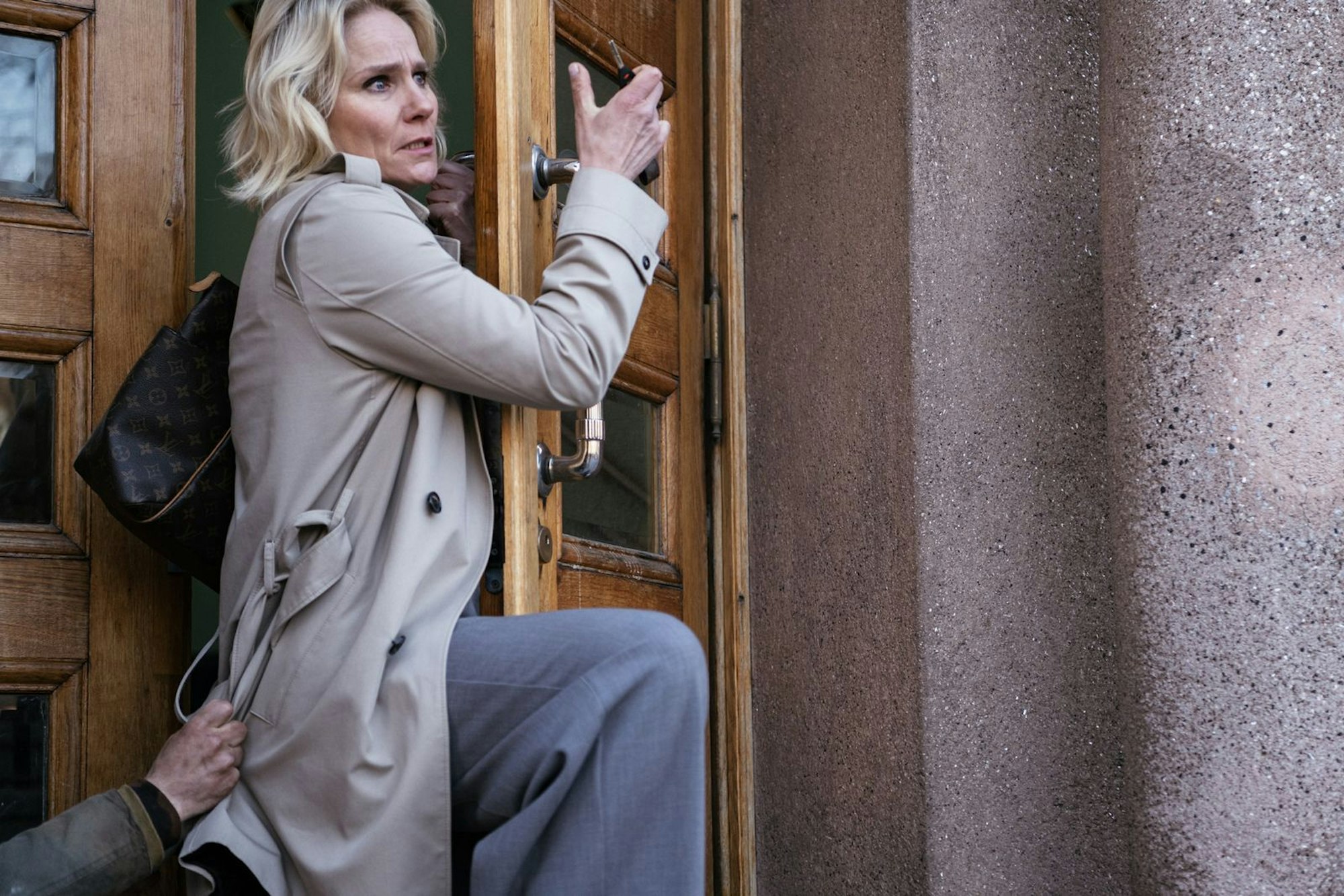 Linda (Laura Malmivaara) gerät immer wieder mit einem Obdachlosen aneinander. (Bild: ZDF/ Jaakko Kahilaniemi)