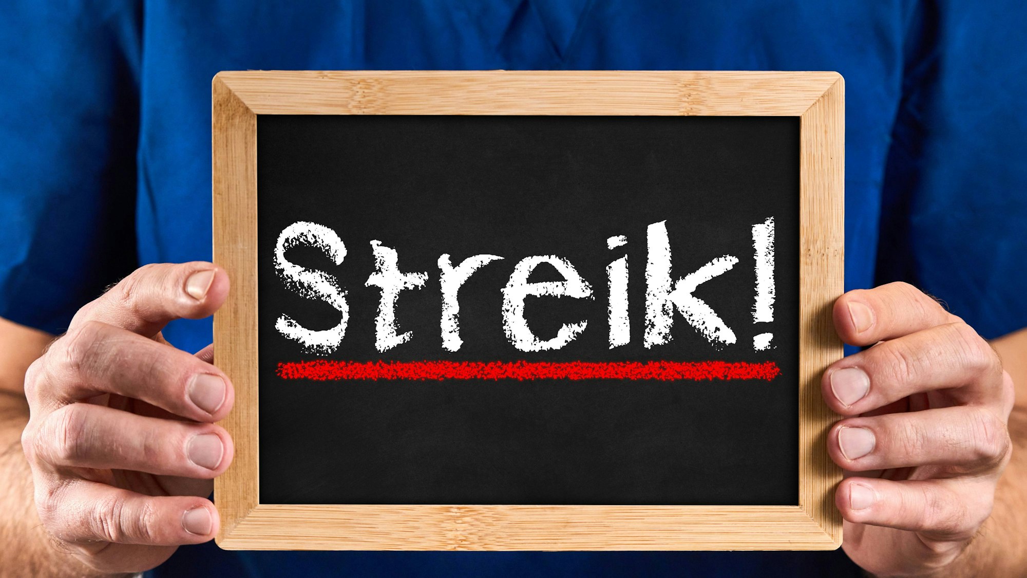 Symbolbild: Medizinisches Personal hält "Streik"-Schild