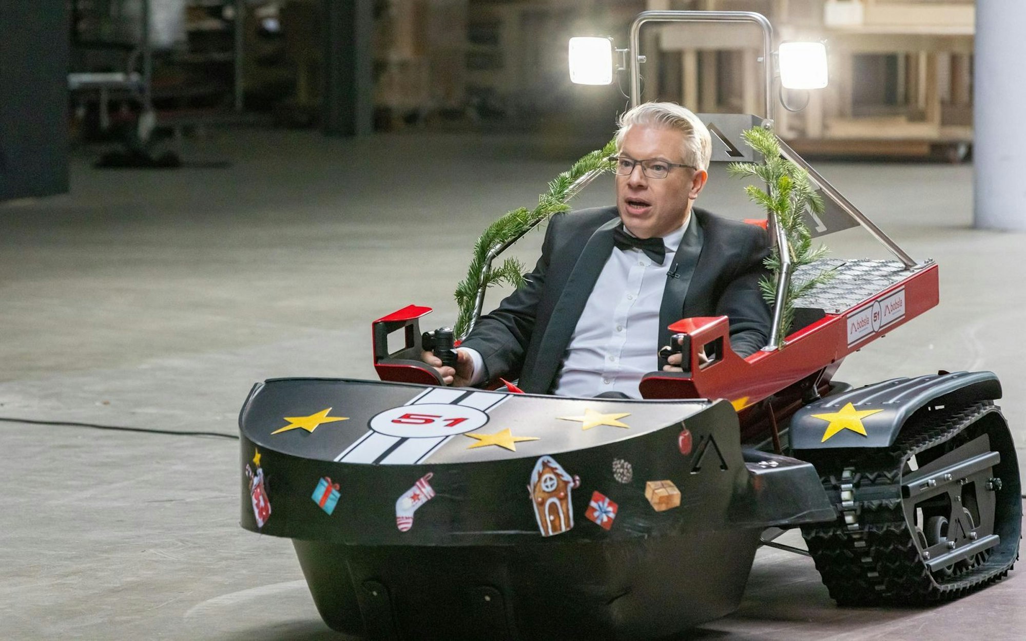 Er sorgt für einen großen Schreckmoment: Frank Thelen steuert ungebremst auf ein Hindernis zu. (Bild: RTL / Bernd-Michael Maurer)