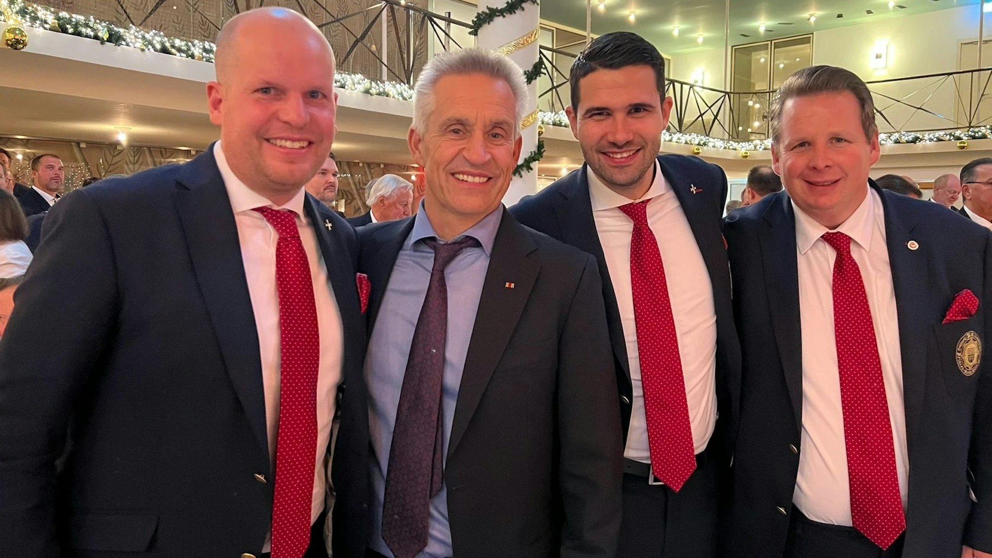 CAYA-Vorsitzender Mark Oette mit dem designierten Dreigestirn.