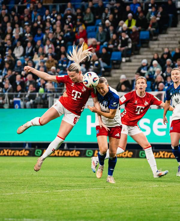 Sandra Maria Jessen setzt sich durch und trifft gegen den Hamburger SV zum 1:0.