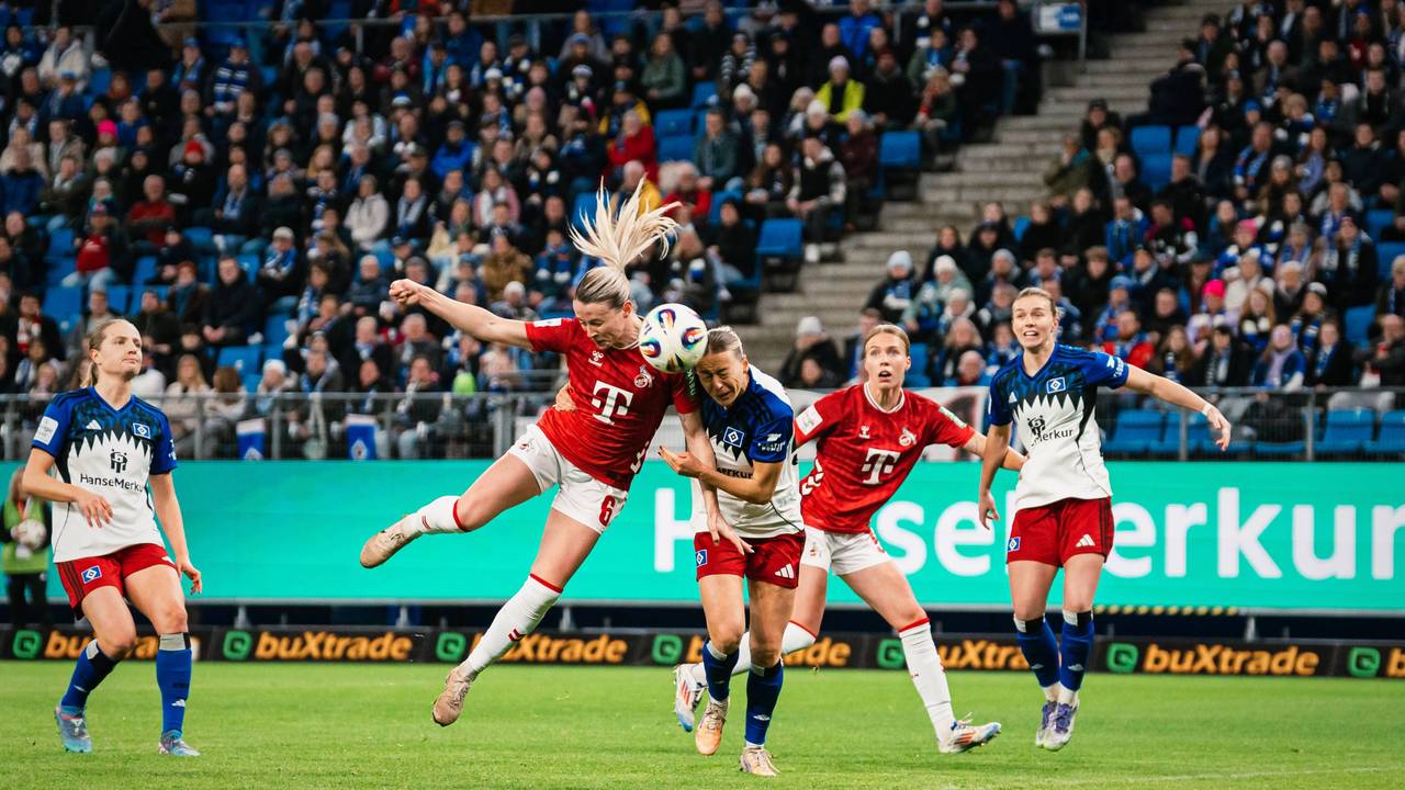 Sandra Maria Jessen setzt sich durch und trifft gegen den Hamburger SV zum 1:0.