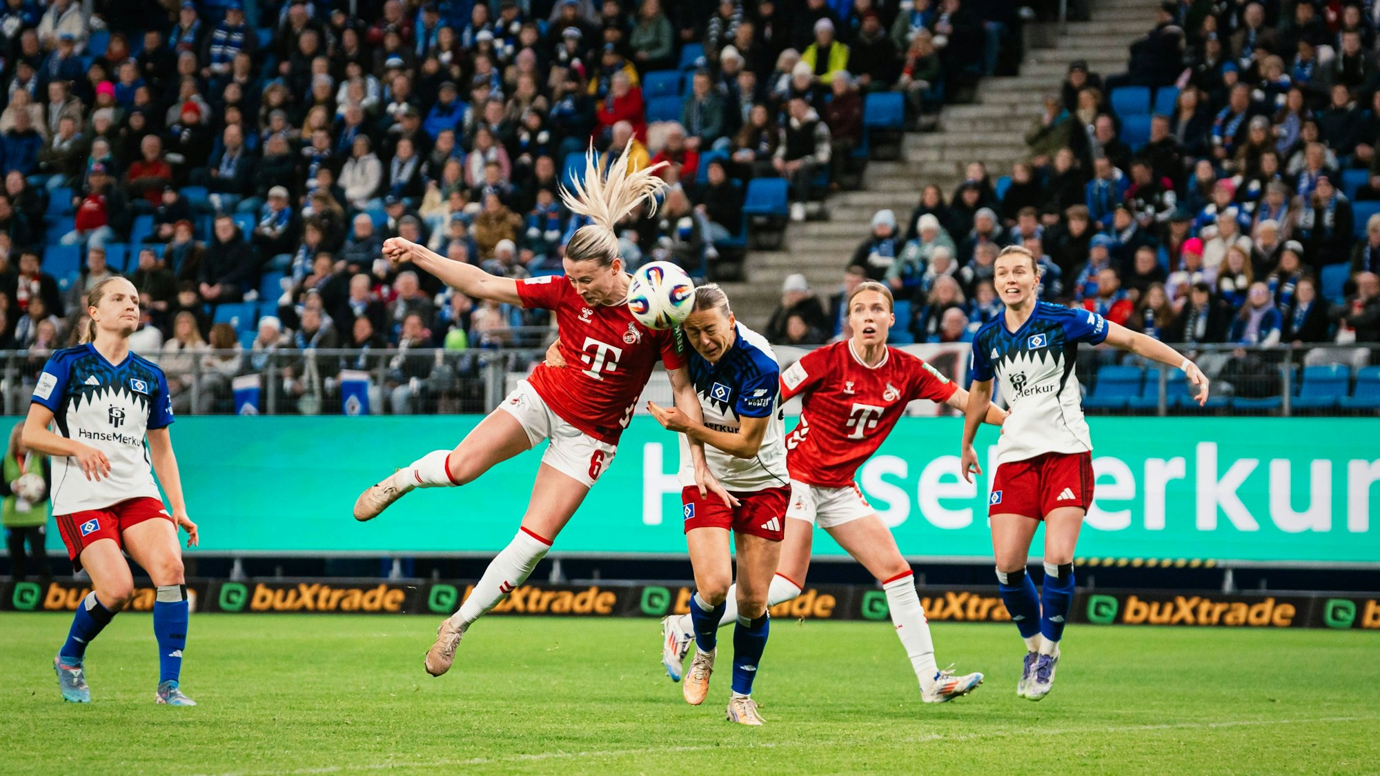 Sandra Maria Jessen setzt sich durch und trifft gegen den Hamburger SV zum 1:0.