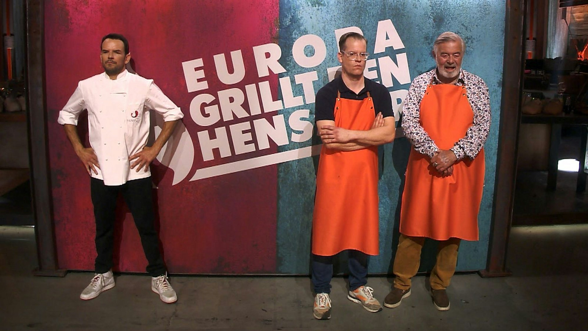 Henssler nörgelte über das „Endgegner-Frittieren“ (“Das hat ix mit Kochen zu tun“), gewann aber mit 2:1 Wertungskellen. (Bild: RTL)