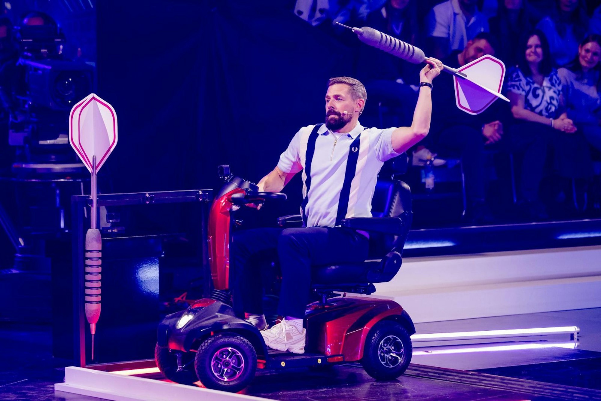 Im Finale müssen allerhand Gegenstände auf ein Wand geworfen werden. (Bild: Joyn / Nadine Rupp)