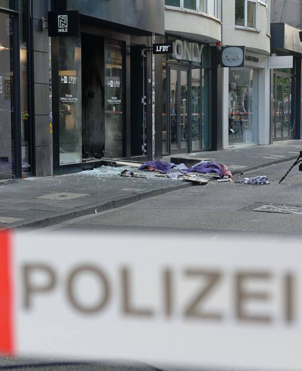Scherben und Kleidungstücke liegen vor einem Geschäft in der Ehrenstraße in Köln. Jetzt startet der Prozess gegen den mutmaßlichen Boss im Kölner Drogenkrieg.
