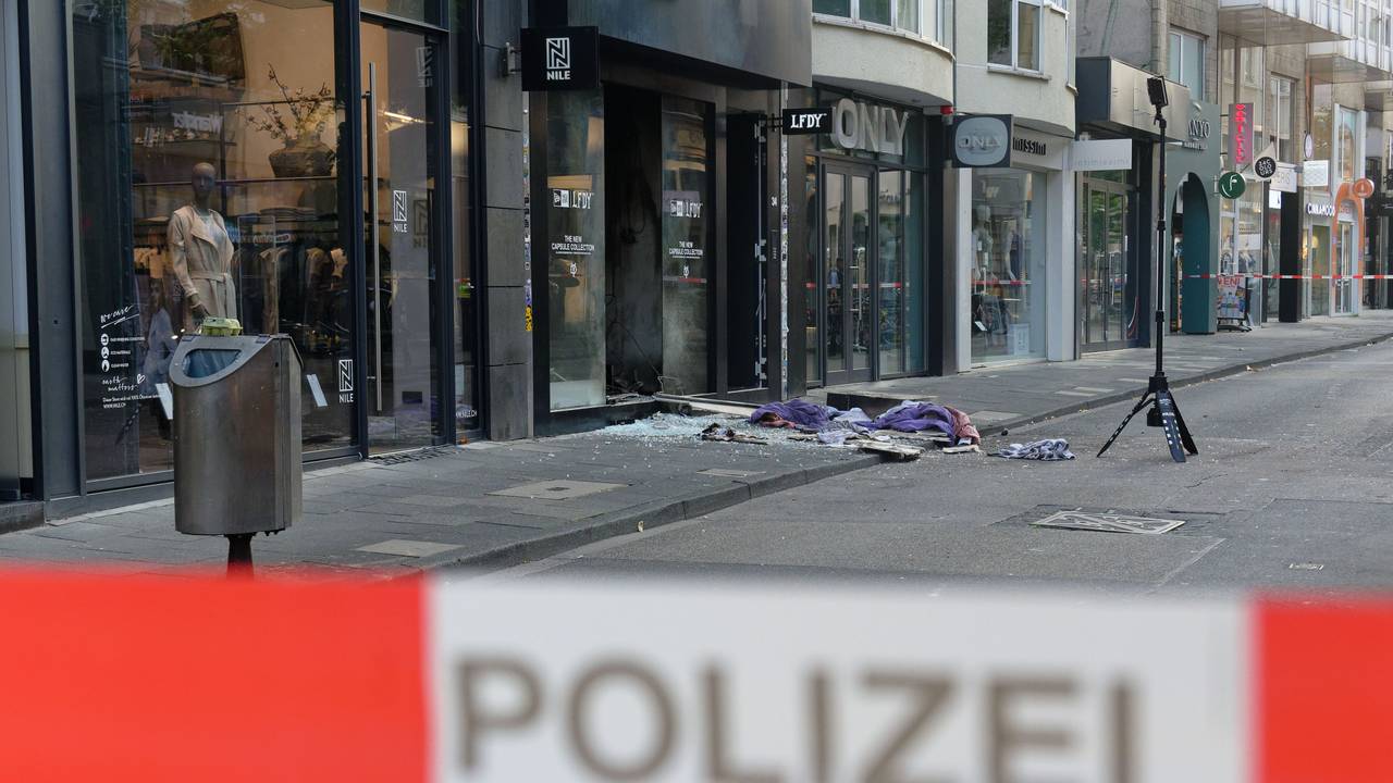 Scherben und Kleidungstücke liegen vor einem Geschäft in der Ehrenstraße in Köln. Jetzt startet der Prozess gegen den mutmaßlichen Boss im Kölner Drogenkrieg.