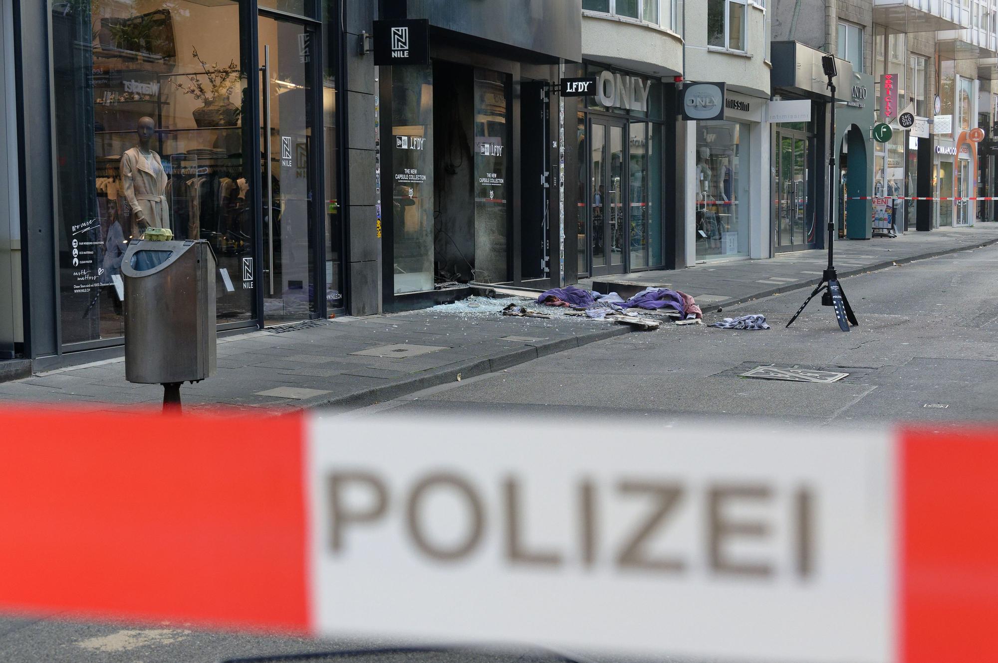 Scherben und Kleidungstücke liegen vor einem Geschäft in der Ehrenstraße in Köln. Jetzt startet der Prozess gegen den mutmaßlichen Boss im Kölner Drogenkrieg.