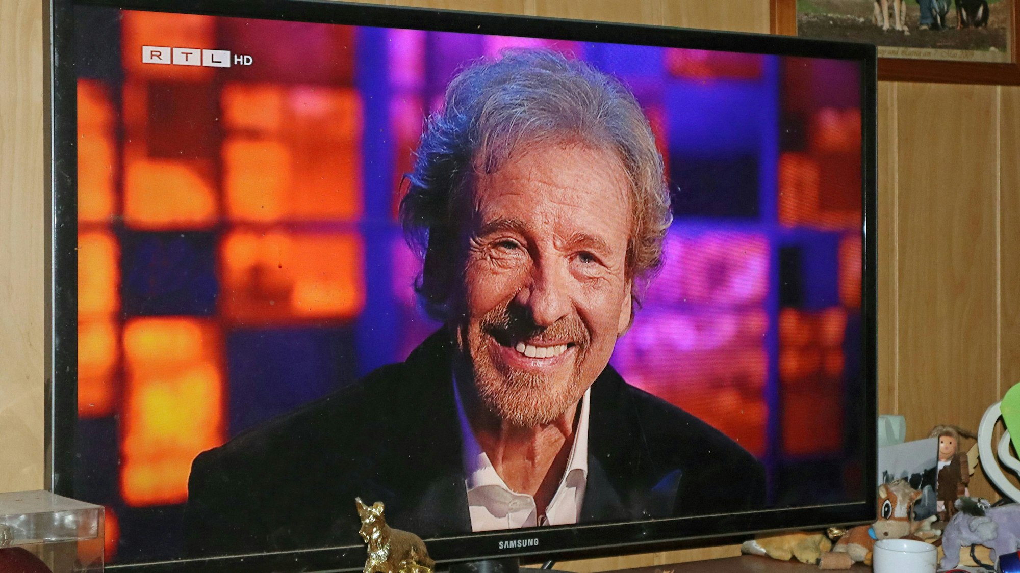 Ein Fernseher zeigt Thomas Gottschalk lächelnd bei seinem letzten großen TV-Auftritt