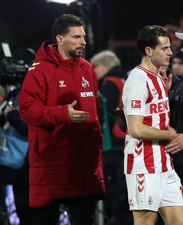 Enttäuschung beim 1. FC Köln nach dem 1:1 gegen St. Pauli am 6. Dezember 2025: Ron-Robert Zieler, Jakub Kaminski und Trainer Lukas Kwasniok (v.l.).