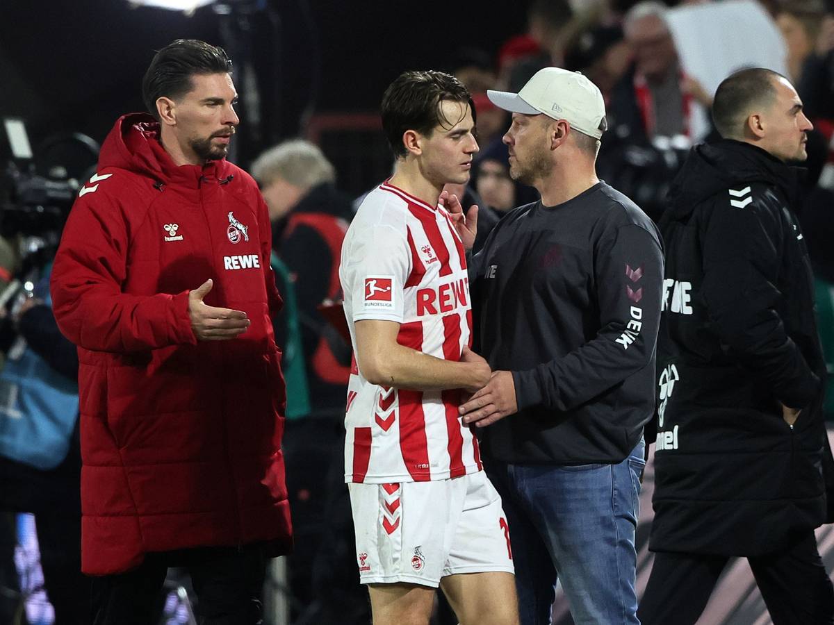 Enttäuschung beim 1. FC Köln nach dem 1:1 gegen St. Pauli am 6. Dezember 2025: Ron-Robert Zieler, Jakub Kaminski und Trainer Lukas Kwasniok (v.l.).