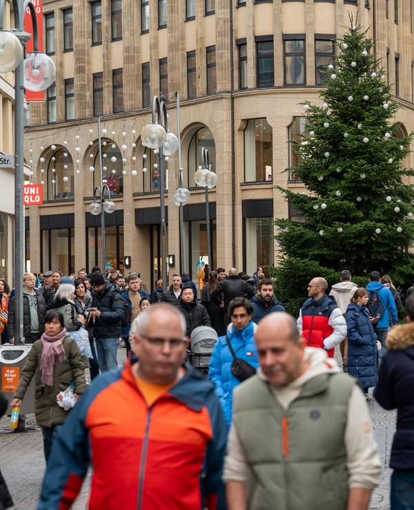In der Schildergasse nutzen viele den verkaufsoffenen Sonntag (7. Dezember) für die Weihnachtseinkäufe. Auch das zweite Adventswochenende liegt unter den Erwartungen der Händler.