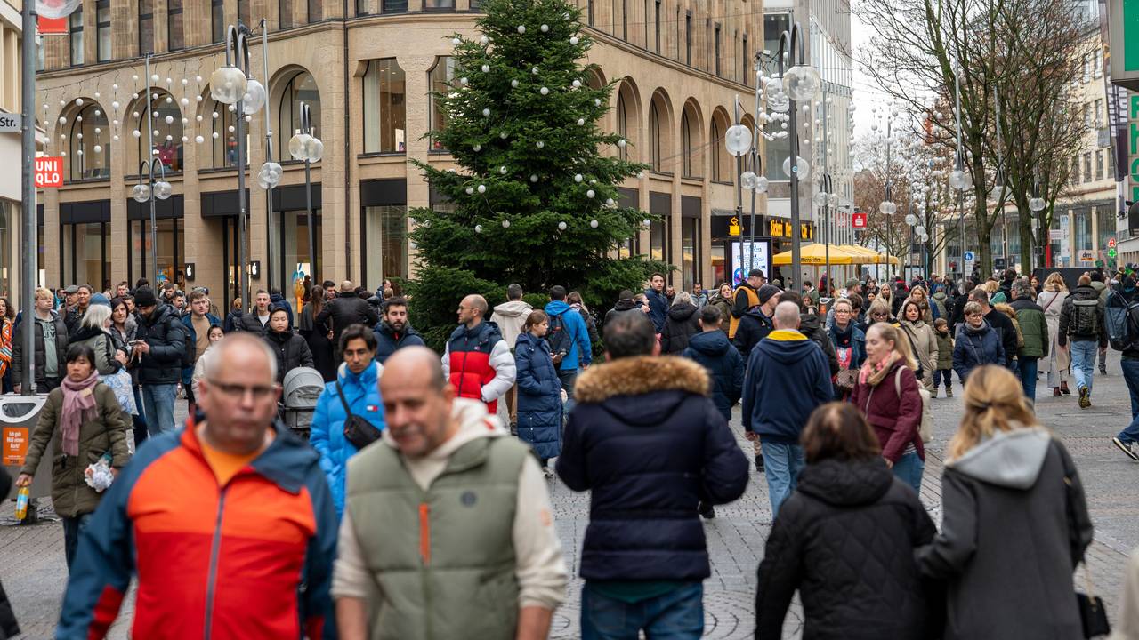 In der Schildergasse nutzen viele den verkaufsoffenen Sonntag (7. Dezember) für die Weihnachtseinkäufe. Auch das zweite Adventswochenende liegt unter den Erwartungen der Händler.
