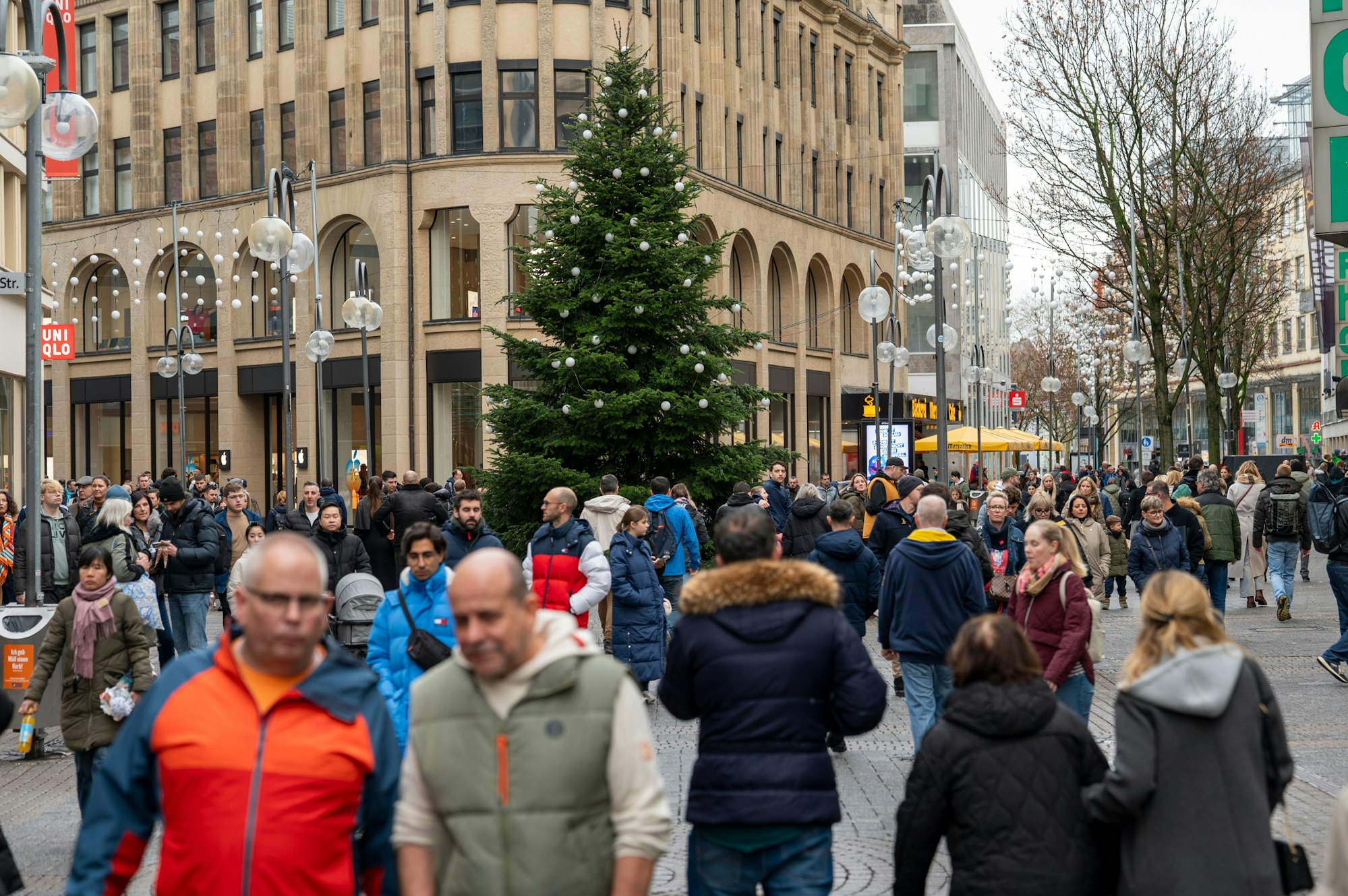 In der Schildergasse nutzen viele den verkaufsoffenen Sonntag (7. Dezember) für die Weihnachtseinkäufe. Auch das zweite Adventswochenende liegt unter den Erwartungen der Händler.