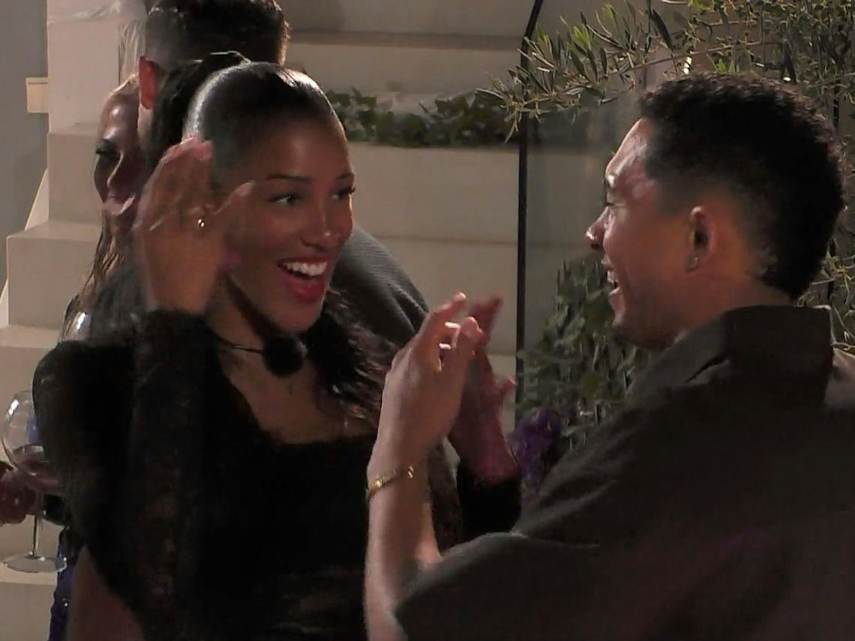 Vanessa (hier mit Alain) versucht, sich die gute Laune herbeizutanzen. (Bild: RTL)