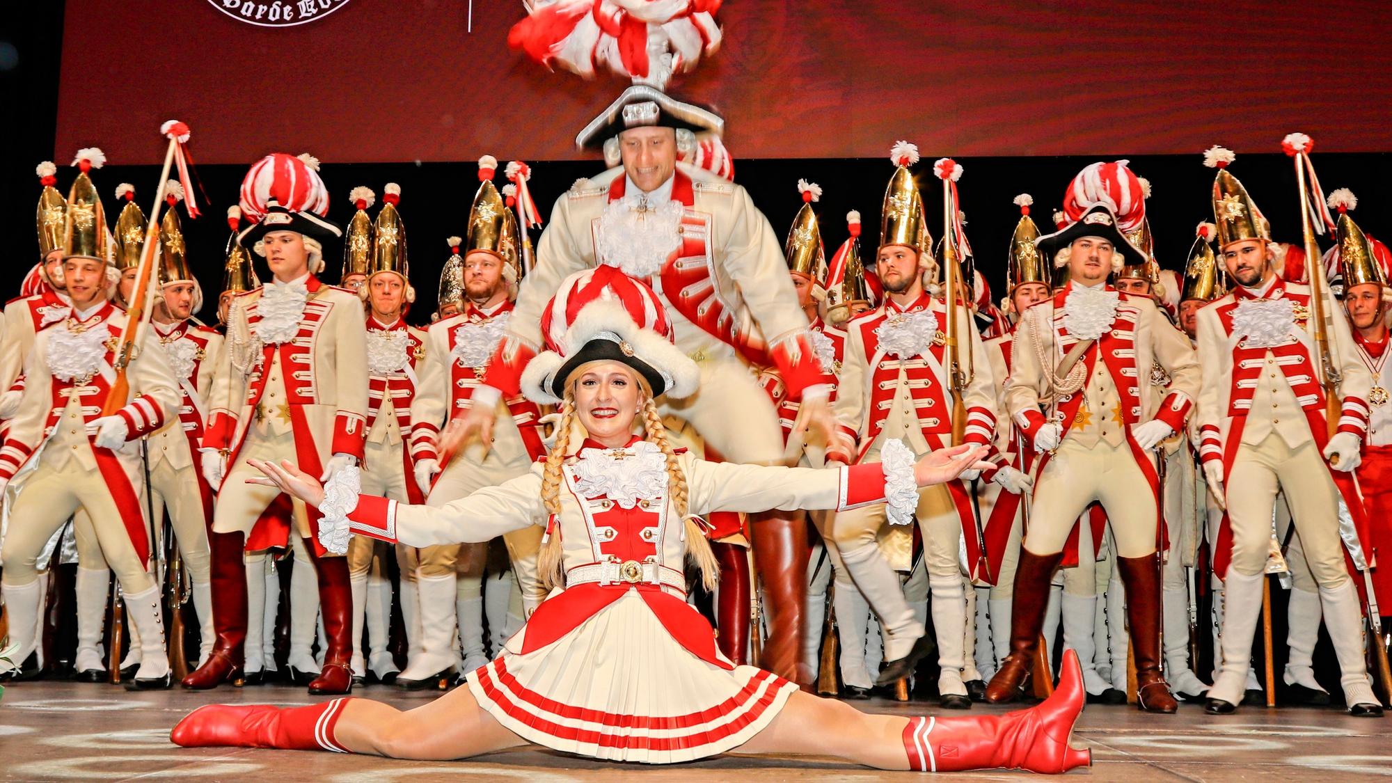Sandra Wüst, Regimentstochter der Prinzen-Garde, beim Auftritt.