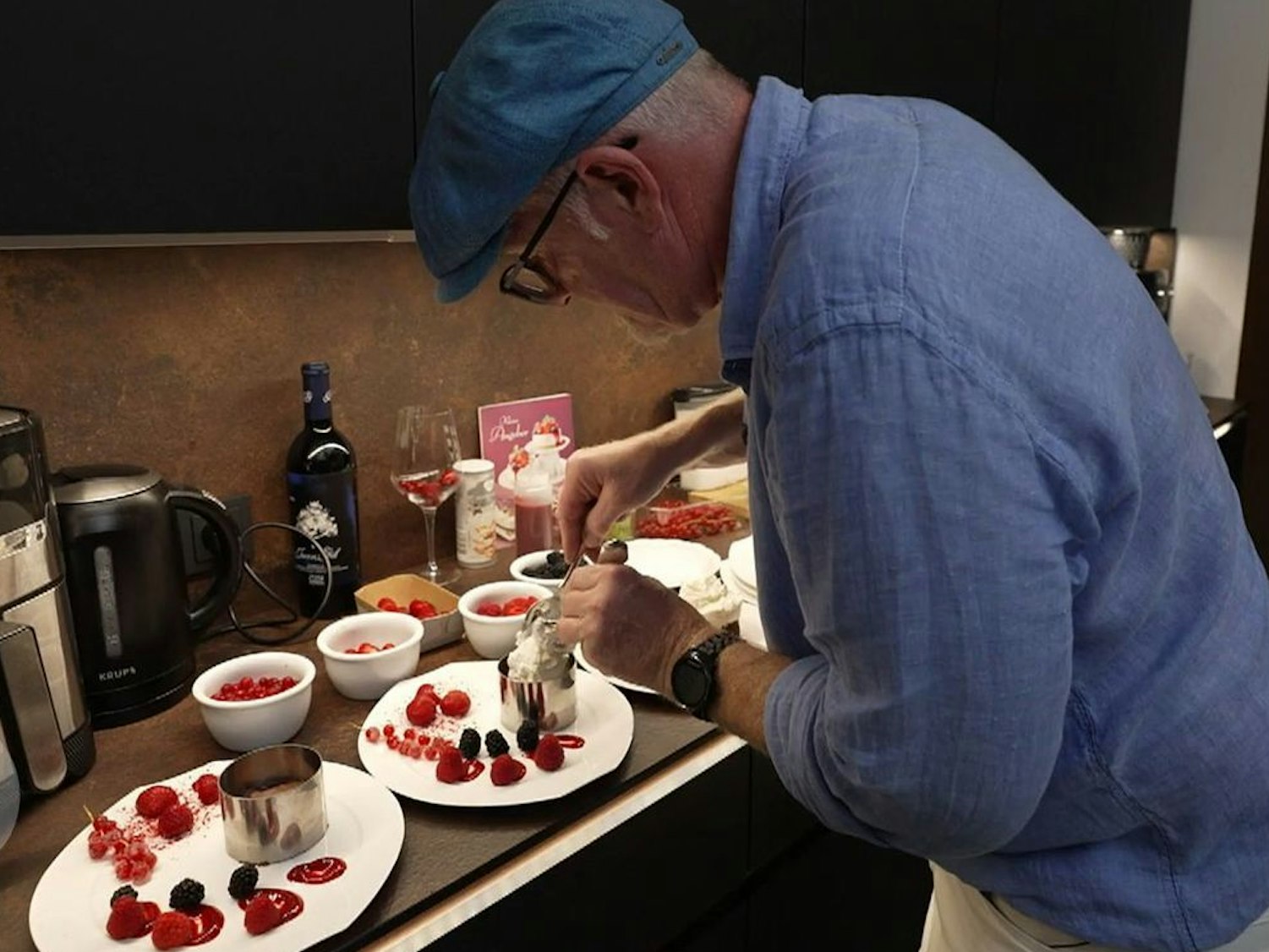 Aus dem Dessert kreiert Heiner ein kleines Kunstwerk.
(Bild: RTL)