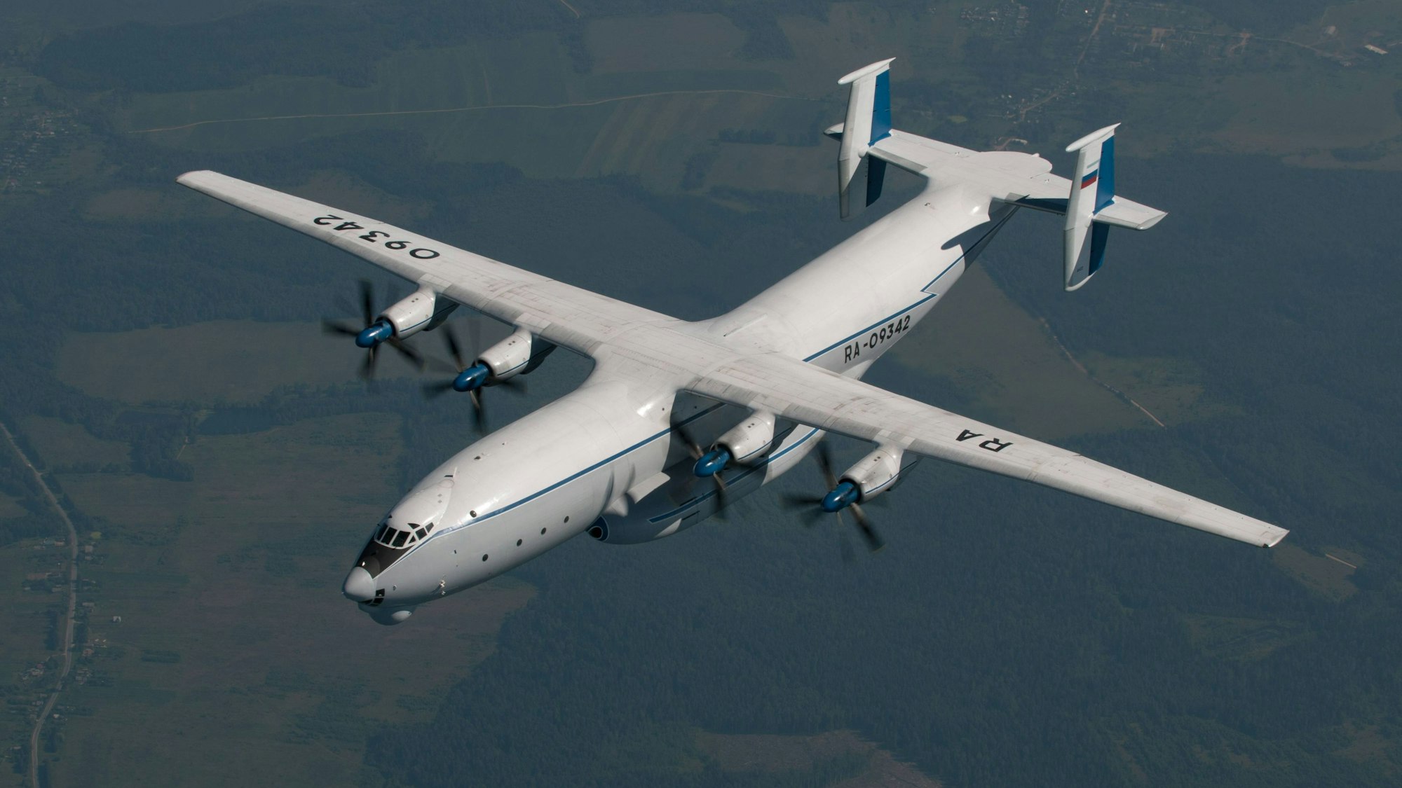 Ein Propeller-Flugzeug fliegt in der Luft.