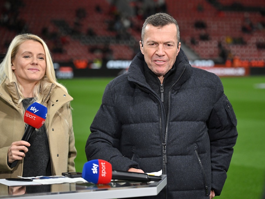 Lothar Matthäus und Julia Simic bei einer Sportübertragung.