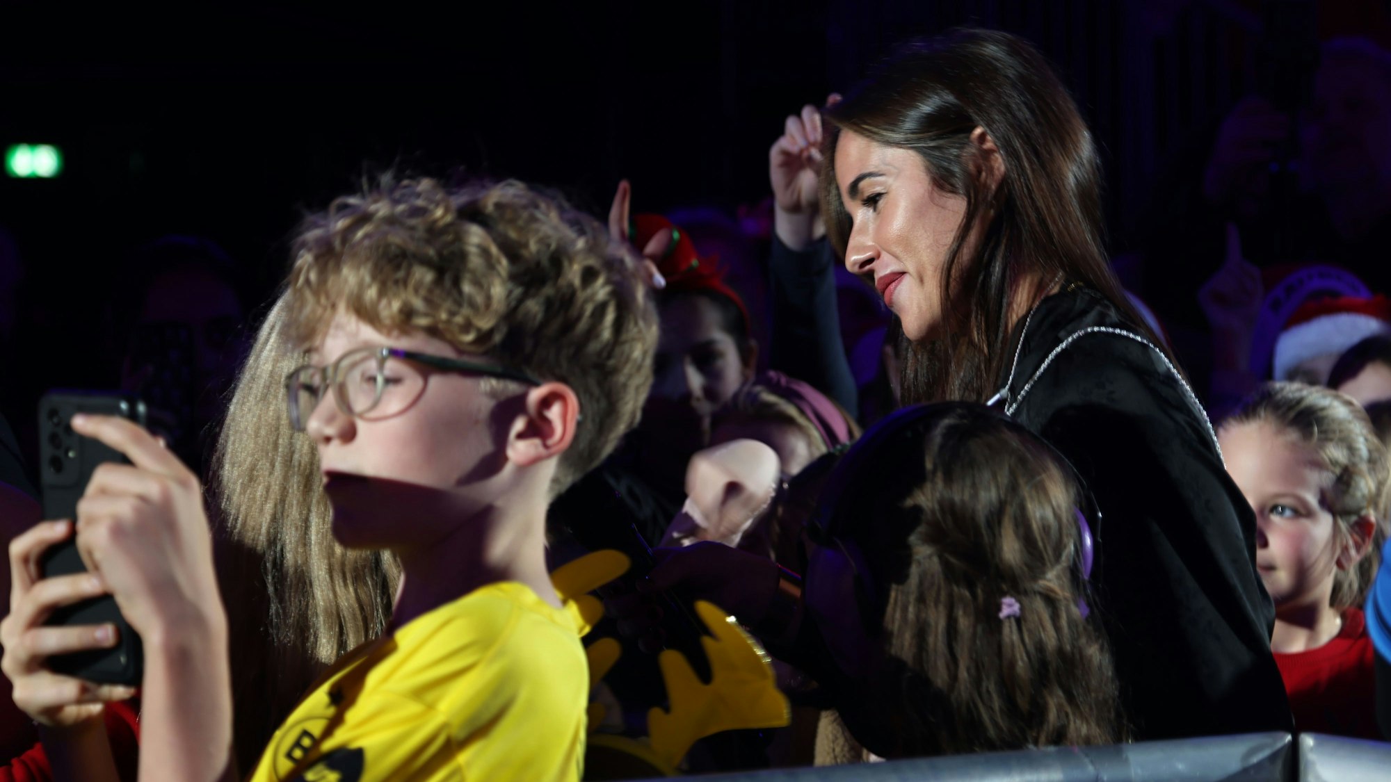 Sarah Engels zwischen dem Publikum.