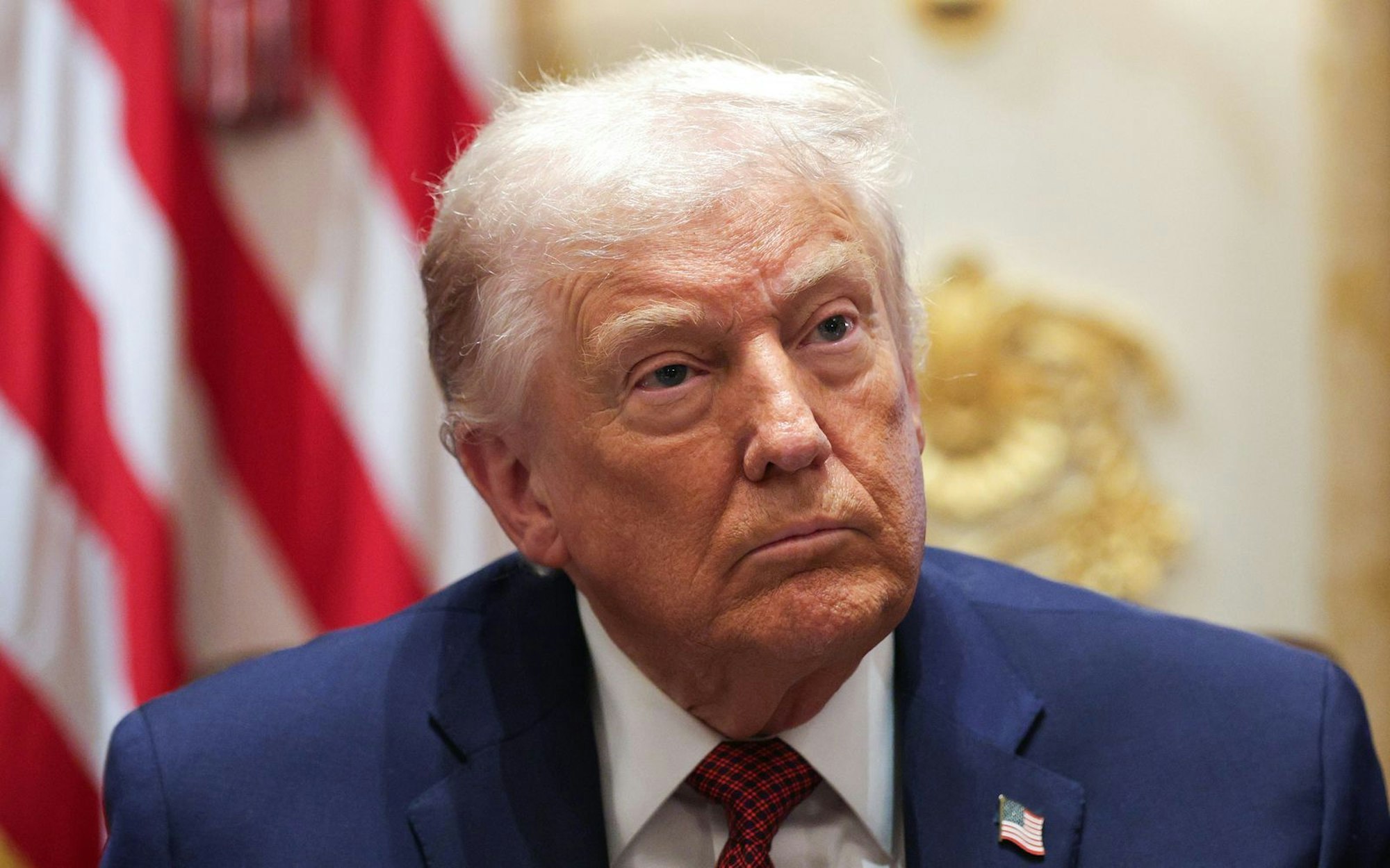 Donald Trump kündigte an, er werde sich in die Übernahmeverhandlungen rund um Warner Bros. einmischen. (Bild: 2025 Getty Images/Alex Wong)