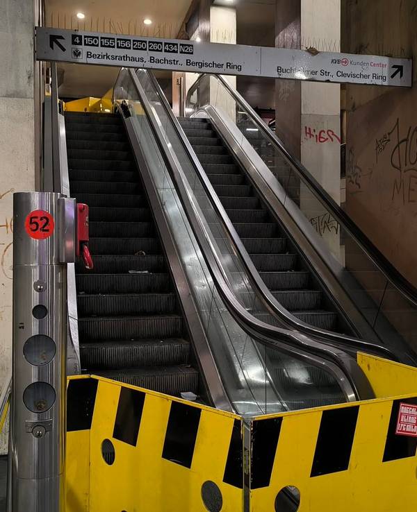 Eine der Rolltreppen an der Haltestelle Wiener Platz ist seit Wochen defekt.