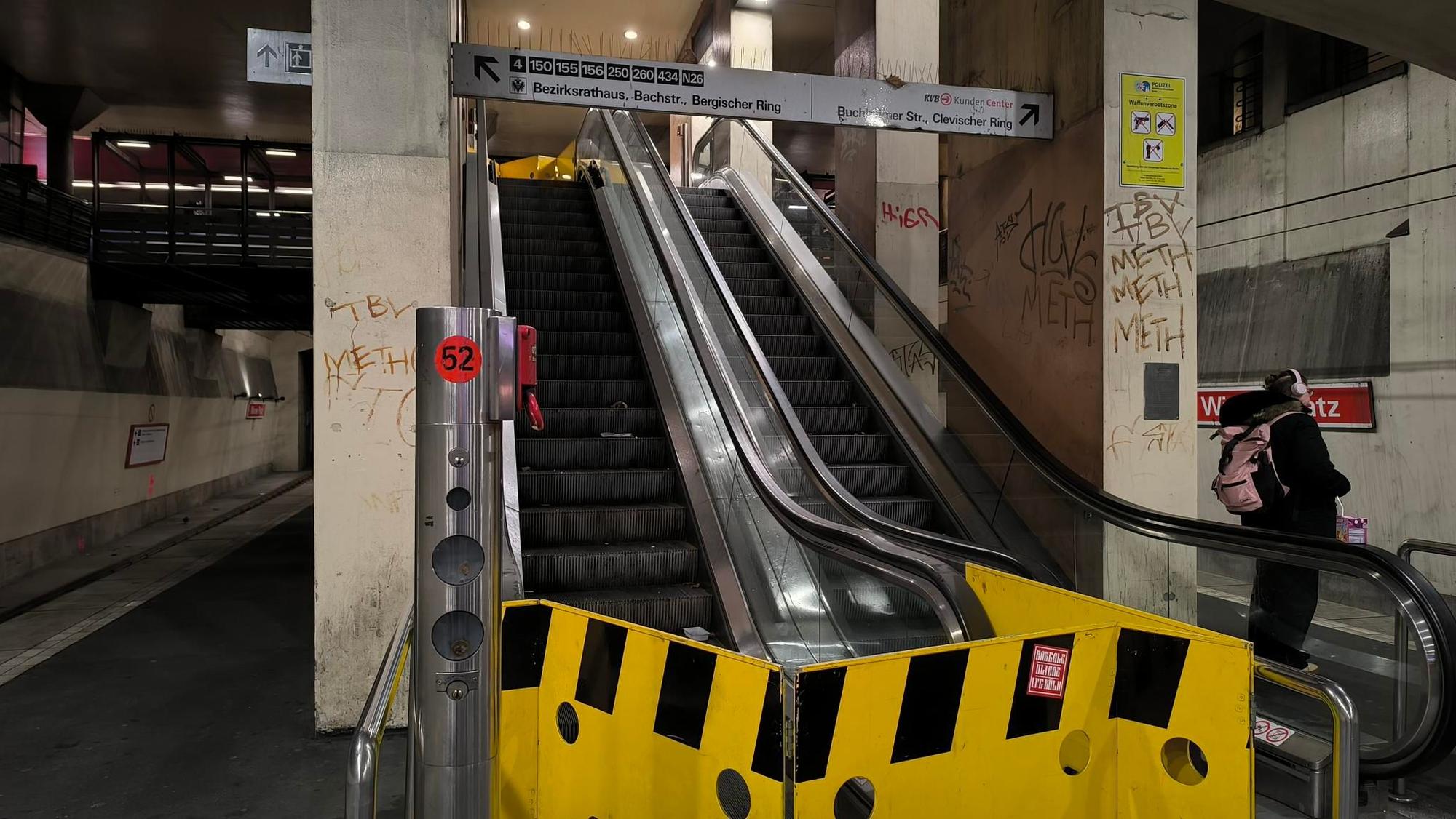 Eine der Rolltreppen an der Haltestelle Wiener Platz ist seit Wochen defekt.