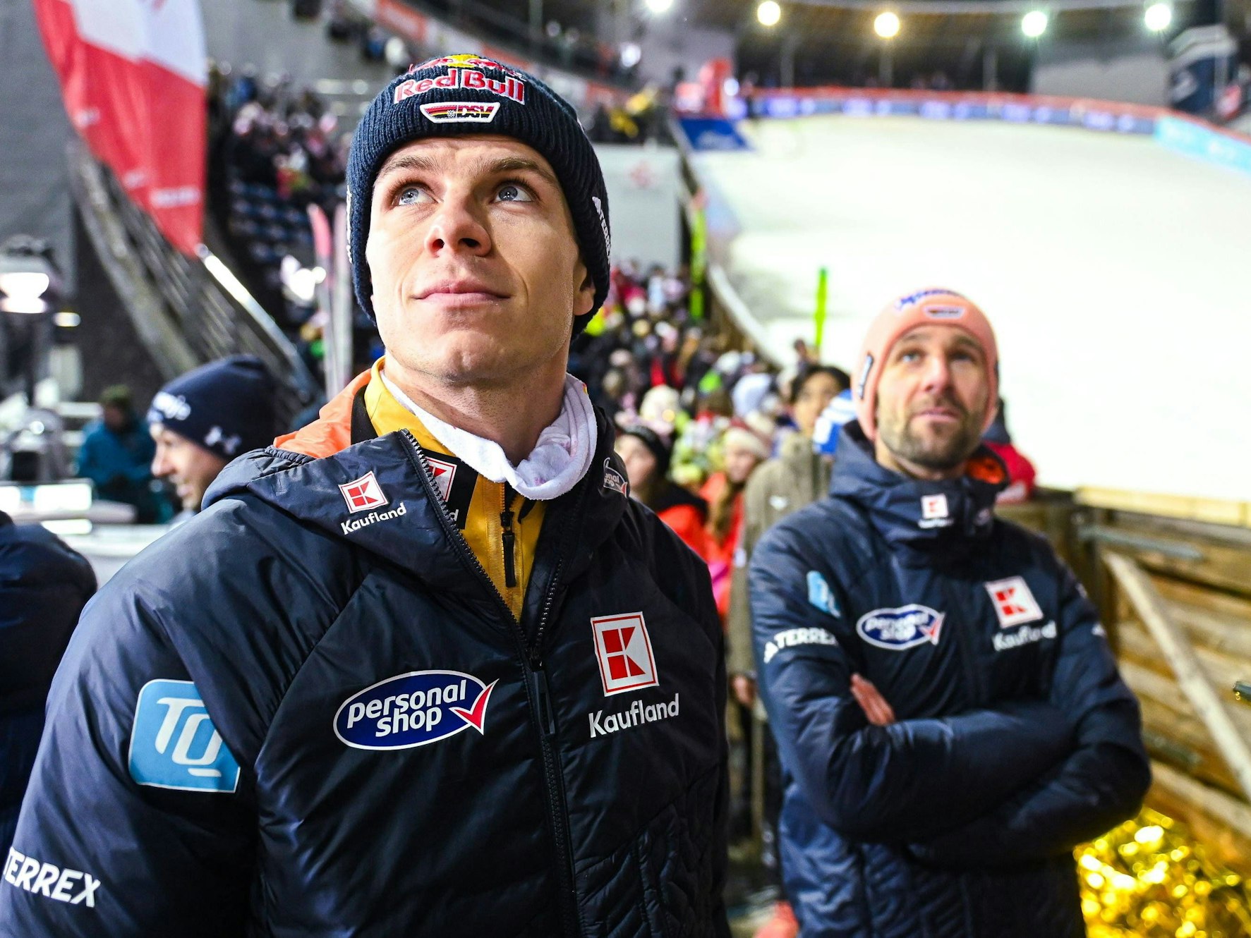 Andreas Wellinger guckt Richtung Schanze.