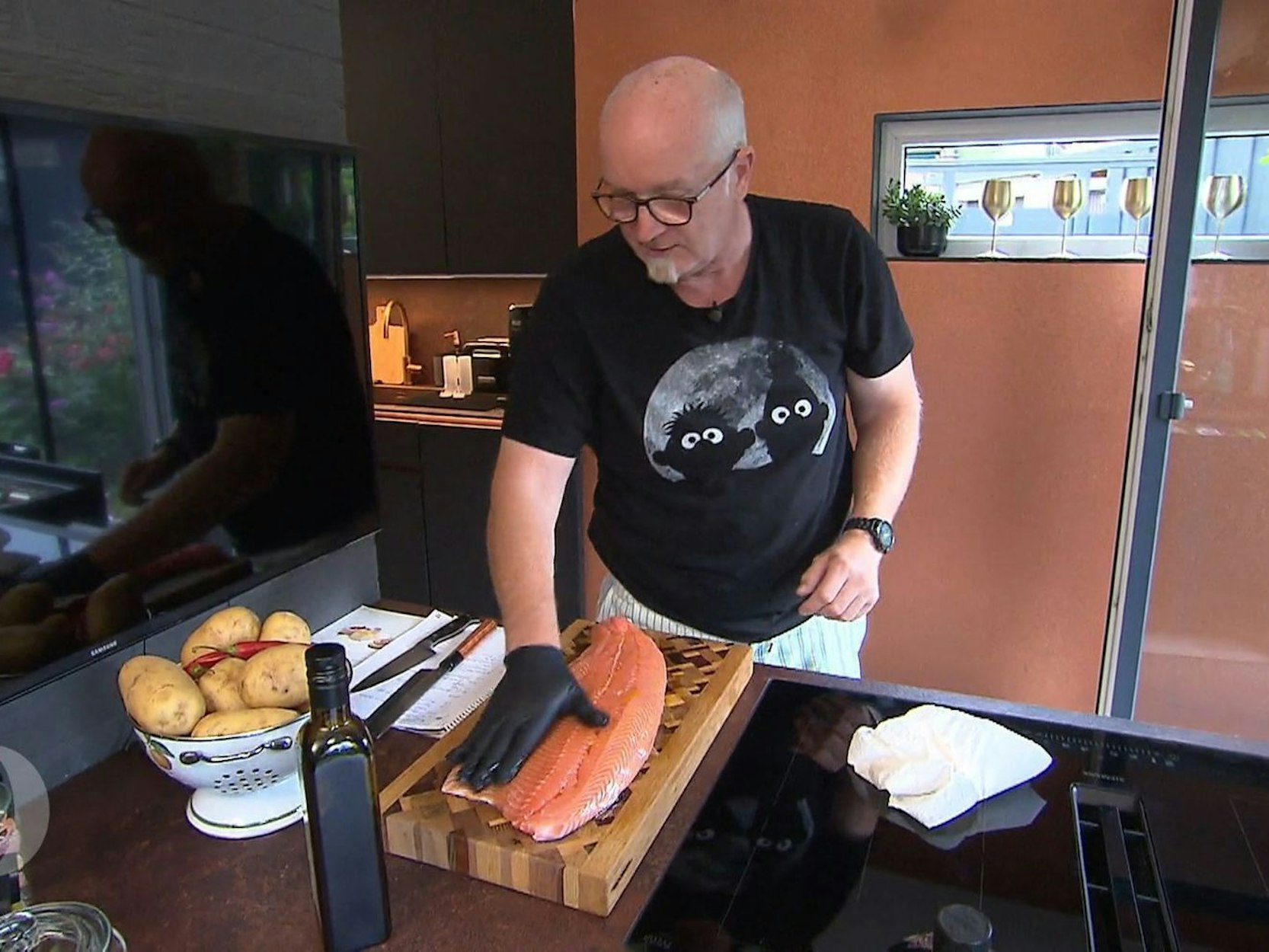 Liebevoll reibt Heiner sein Lachsfilet ein. Noch ist er zuversichtlich, dass ihm alles gelingen wird.
(Bild: RTL)