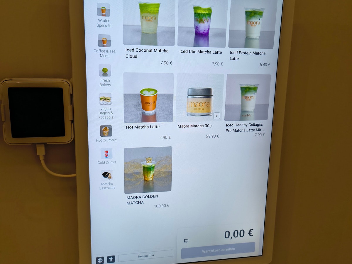 Das digitale Bestell-Board im Geschäft: Hier gibt es Matcha für 100 Euro!