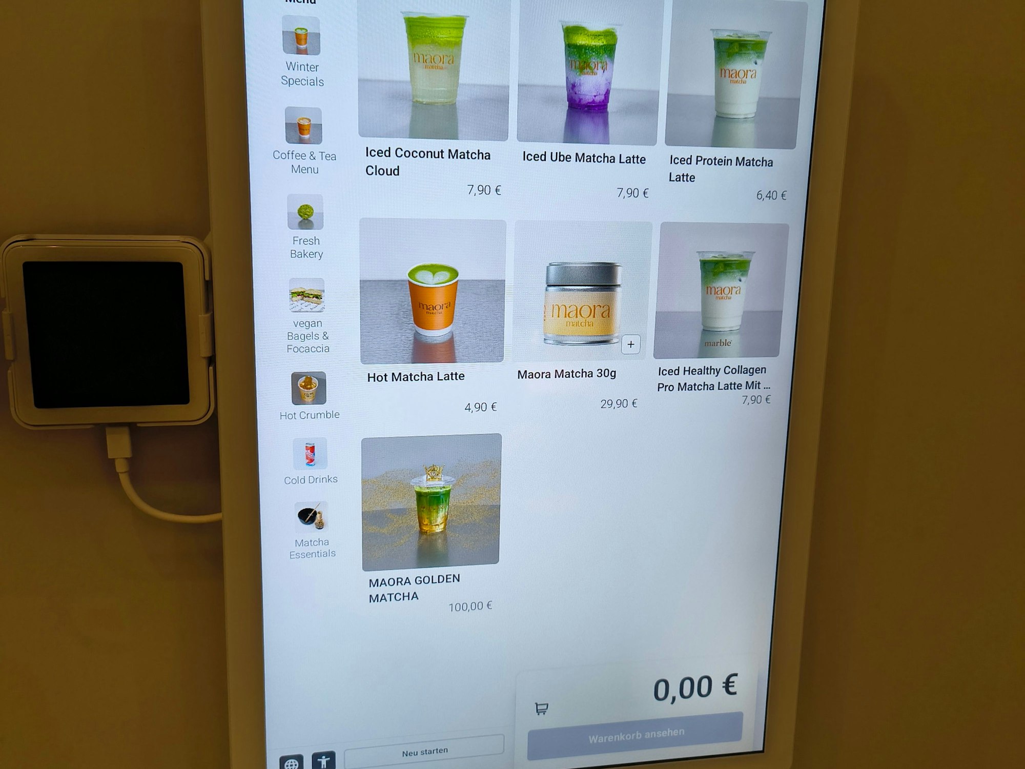 Das digitale Bestell-Board im Geschäft: Hier gibt es Matcha für 100 Euro!