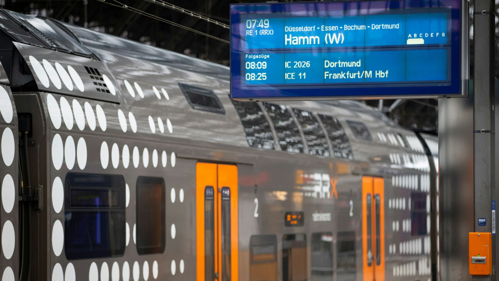Ein RRX-Zug steht am Bahnsteig im Kölner Hauptbahnhof.