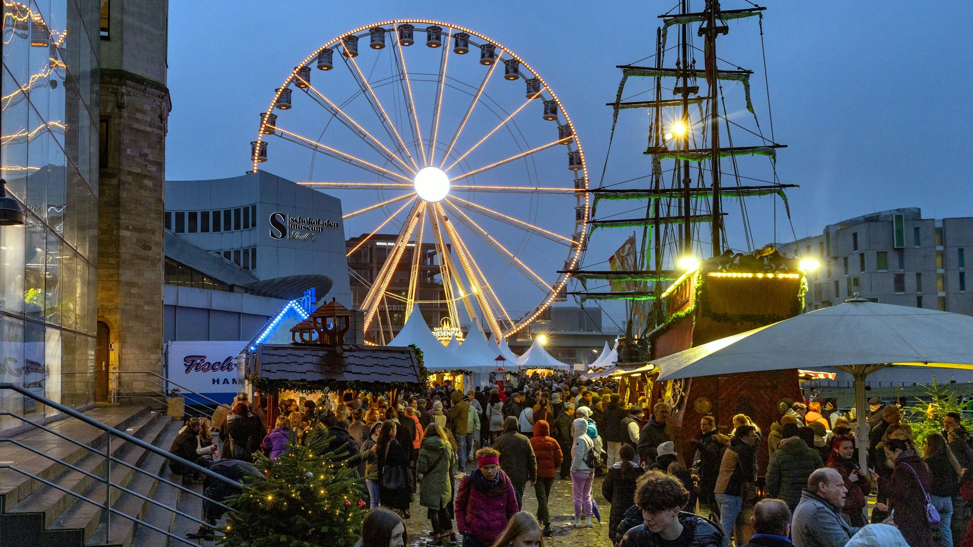 Blick auf den Kölner Hafenweihnachtsmarkt am Schokoladenmuseum