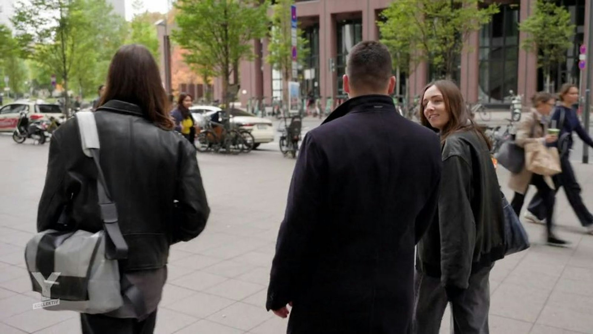 Leon (28, Mitte) ist Wirtschaftsprüfer. Obwohl er seinen Job mag, fragt er sich „am laufenden Band“, wie lange er den Stress noch aushält, gesteht er. (Bild: ARD)