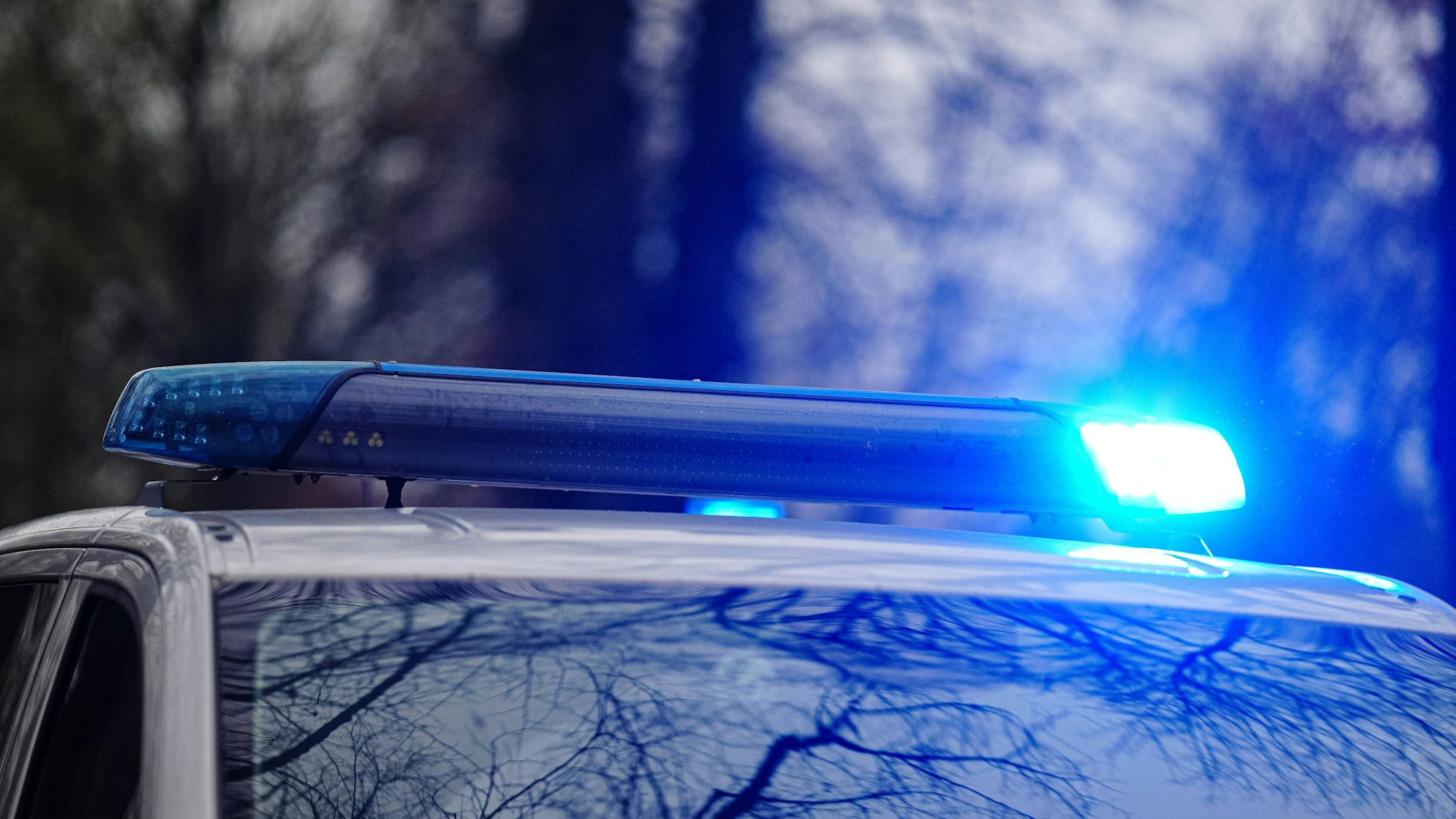 Symbolfoto: Blaulicht auf Polizeiauto mit Reflexionen