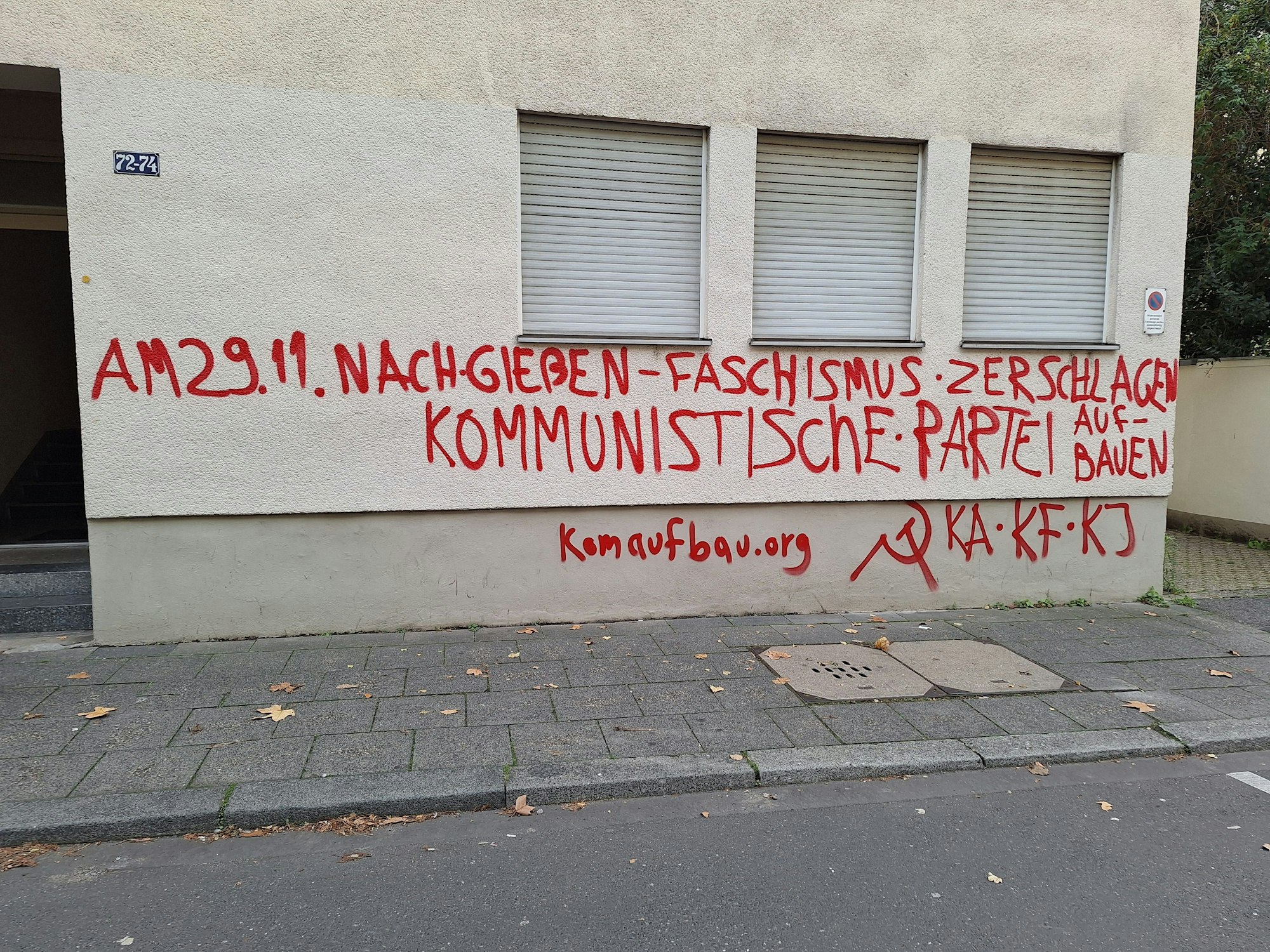 Mit einer Botschaft in roter Farbe wurde diese Hauswand beschmiert.