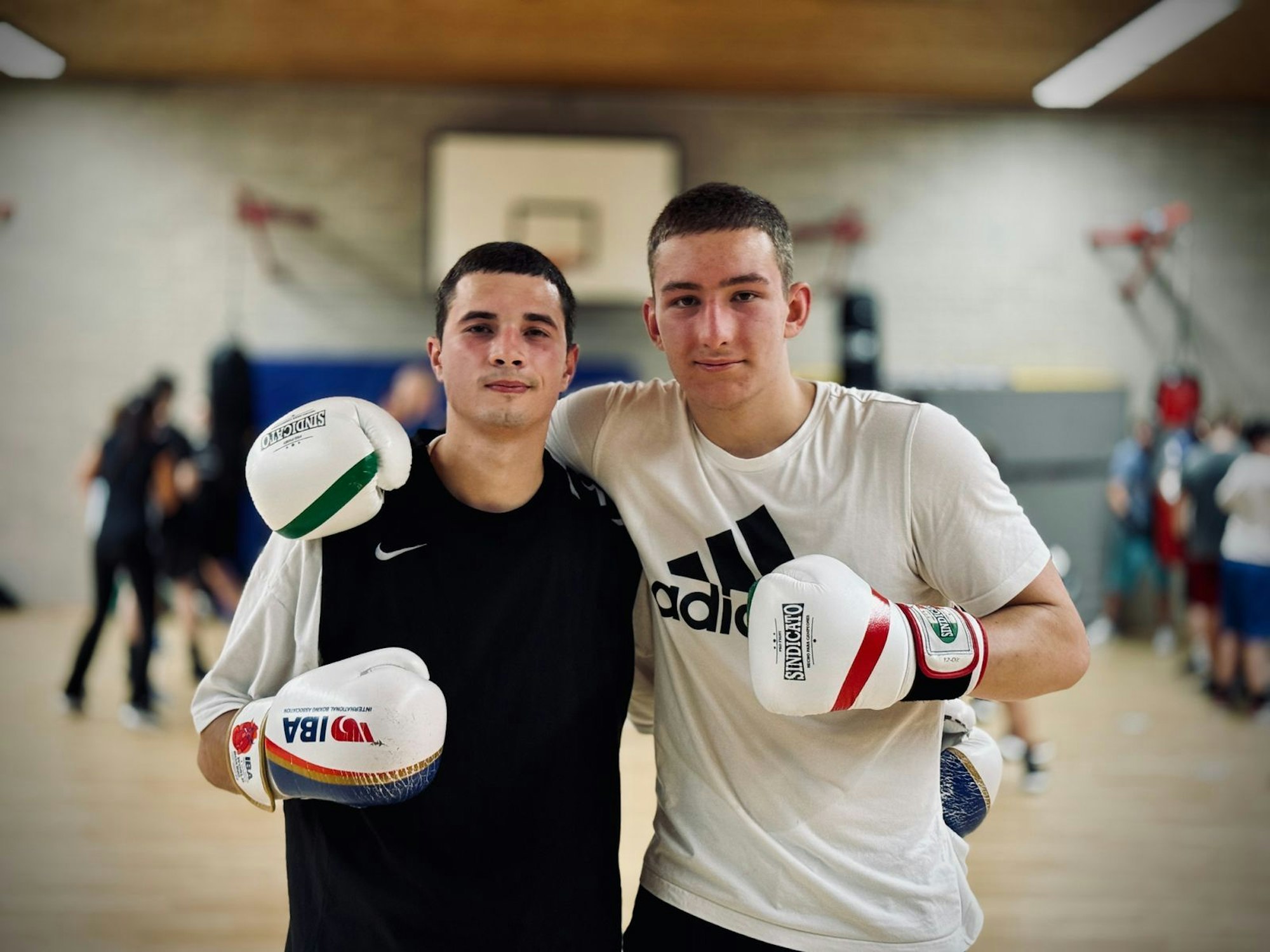 Ivan (rechts) und Nikita boxen gemeinsam. Über den Krieg in der Ukraine reden sie nicht. (Bild: ZDF/Jasper Engel)