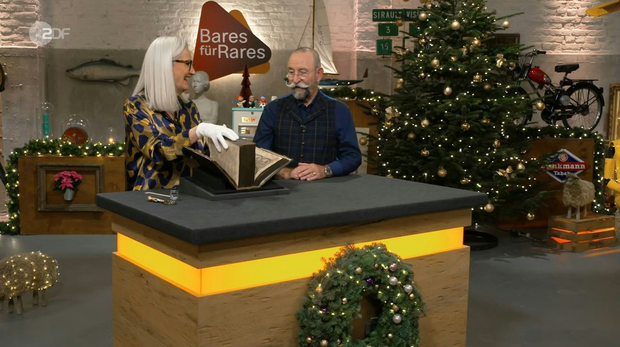 „Was muss man denn für Themen haben, um dat Dingen vollzukriegen?“, staunte Horst Lichter, als er den dicken Wälzer vor sich liegen sah. (Bild: ZDF)