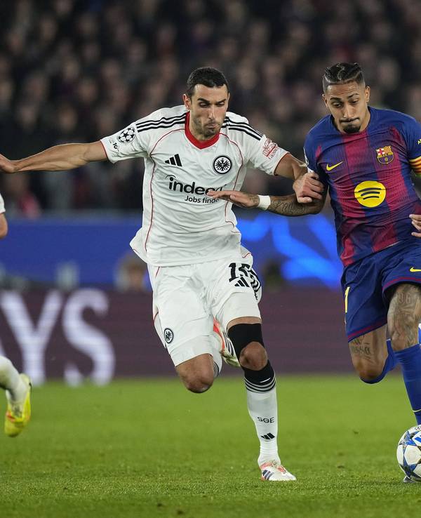 Frankfurts Elyess Skhiri im Zweikampf mit Barcelona-Kapitän Raphinia.
