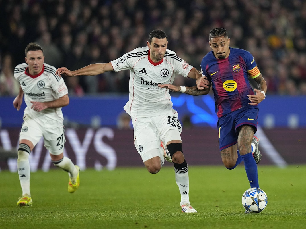 Frankfurts Elyess Skhiri im Zweikampf mit Barcelona-Kapitän Raphinia.