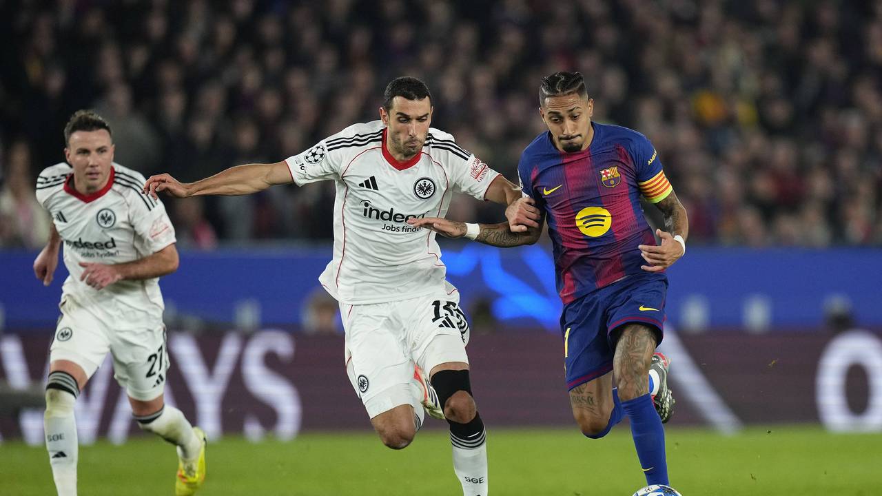Frankfurts Elyess Skhiri im Zweikampf mit Barcelona-Kapitän Raphinia.