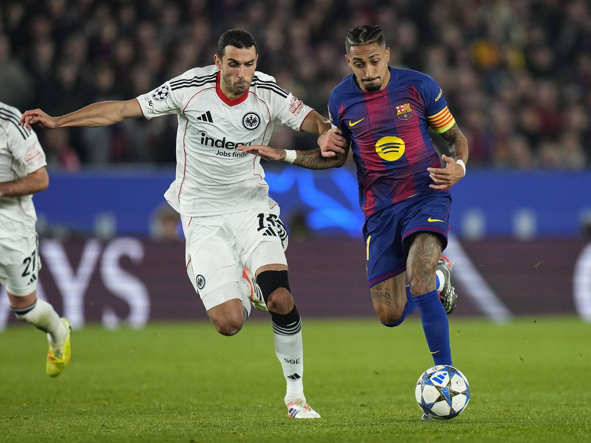 Frankfurts Elyess Skhiri im Zweikampf mit Barcelona-Kapitän Raphinia.